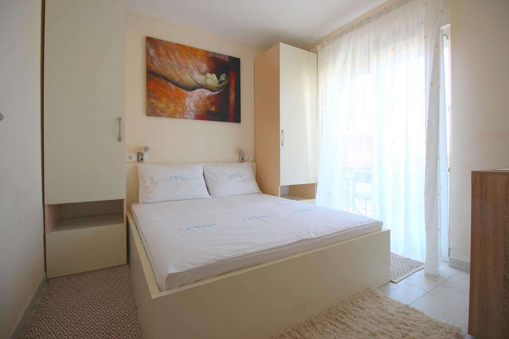 Apartment Brigite Ровин Екстериор снимка