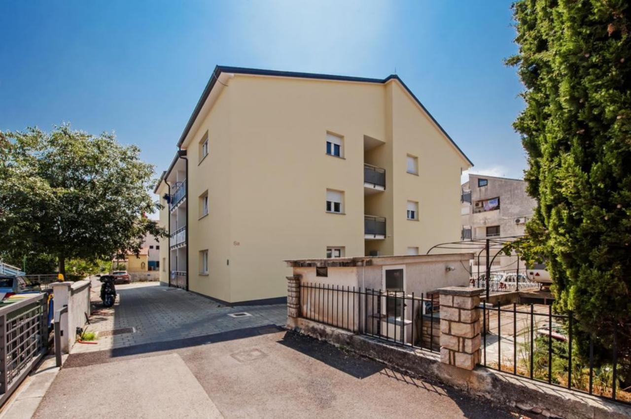 Apartment Brigite Ровин Екстериор снимка